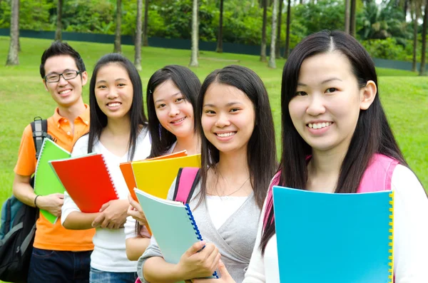 Asiatische Hochschulstudenten — Stockfoto