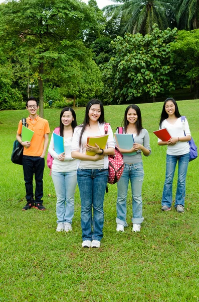 Asiática universidad estudiantes — Foto de Stock