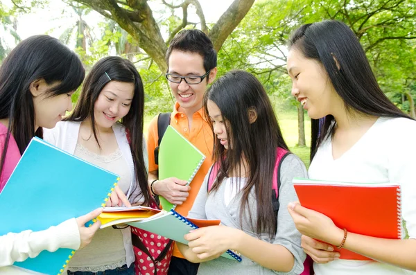 Asiática universidad estudiantes —  Fotos de Stock