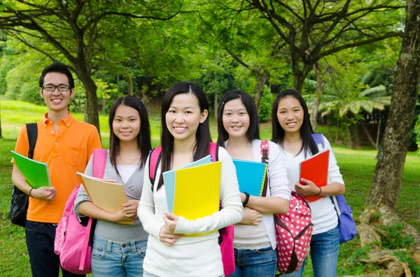 Allegro asiatico college studenti — Foto Stock