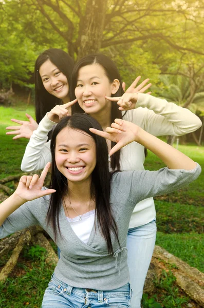 Aziatische jonge vrouwen — Stockfoto