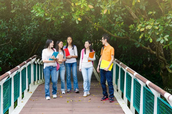 Aasian college opiskelijat — kuvapankkivalokuva