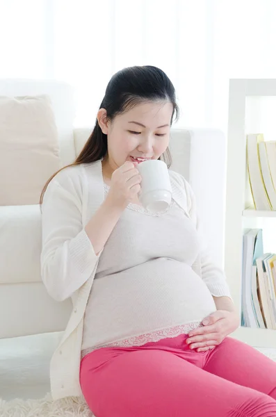 Asian pregnant woman — Stock Photo, Image