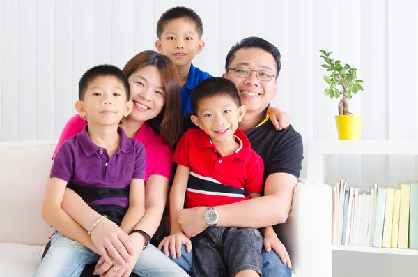 Asian family — Stock Photo, Image