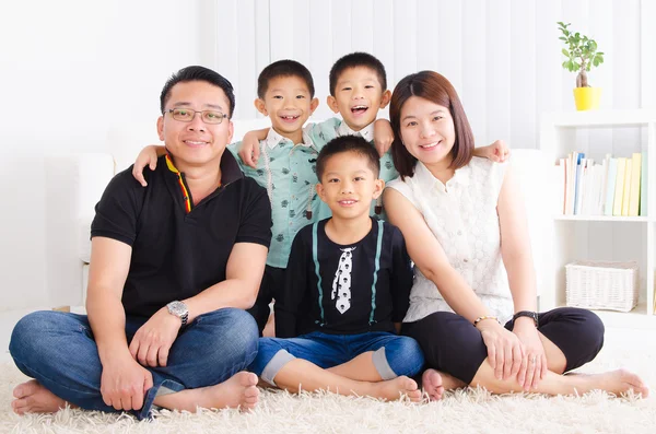Азиатская семья — стоковое фото