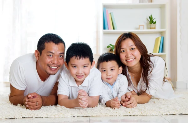 Aziatische familie — Stockfoto