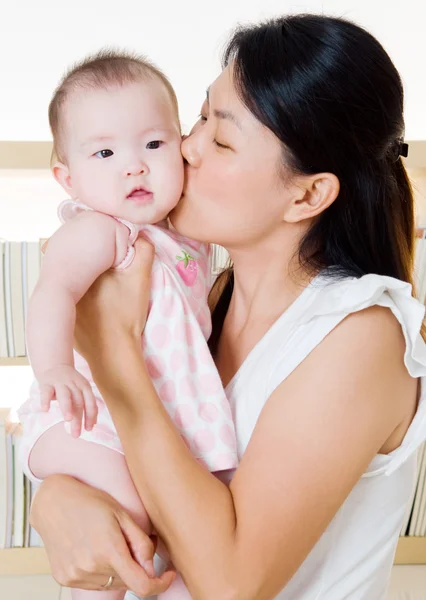 Asiática madre y bebé — Foto de Stock