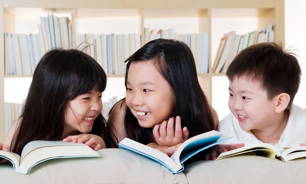 Aziatische kinderen lezen — Stockfoto