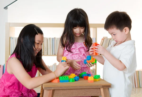 Asyalı çocuklar oynarken