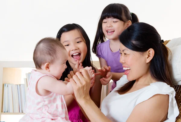 Веселая азиатская семья — стоковое фото