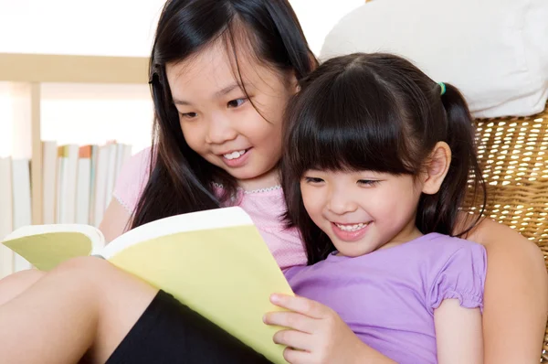 Niños disfrutando leyendo —  Fotos de Stock