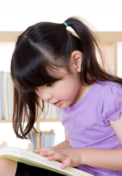 Asian girl reading — Stock Photo, Image