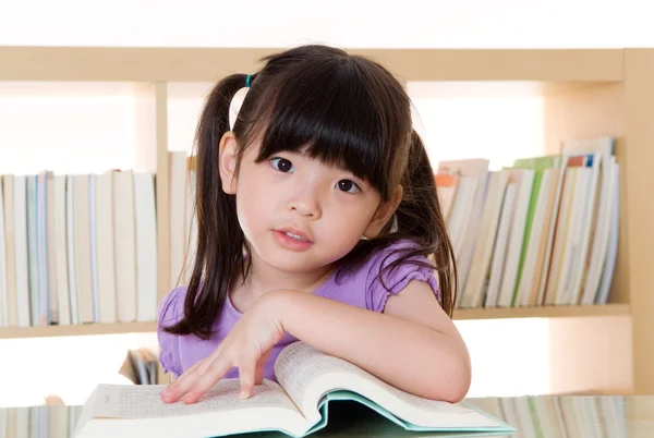 Asian girl reading — Stock Photo, Image