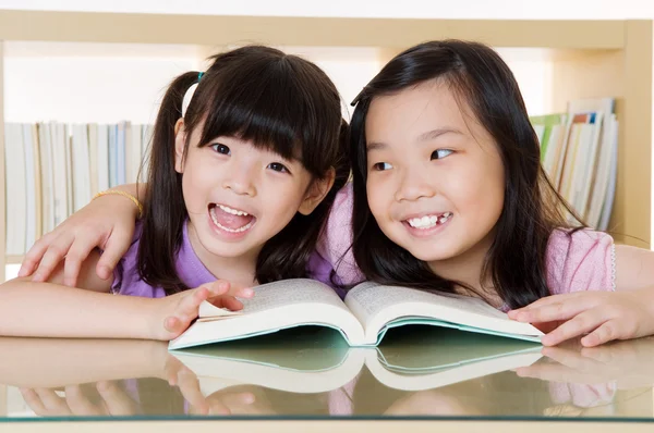 Asian kids reading — Stock Photo, Image