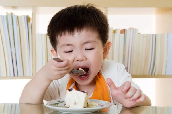 Asiatische junge essen — Stockfoto