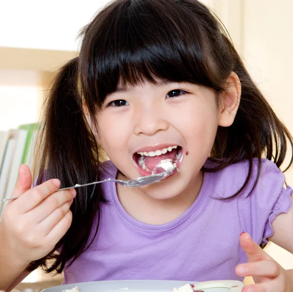 Asiatische Mädchen essen — Stockfoto