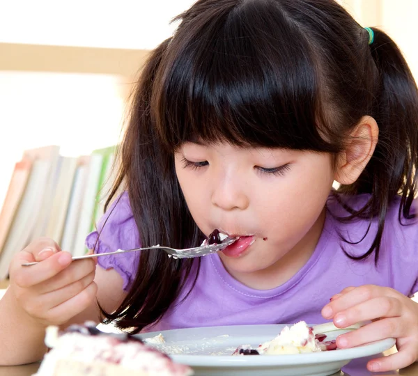 Asiatische Mädchen essen Kuchen — Stockfoto