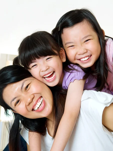 Madre e hijas — Foto de Stock