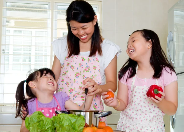 Küche Lebensstil der asiatischen Familie — Stockfoto