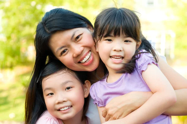 Asian mother and daughters — Stock Photo, Image