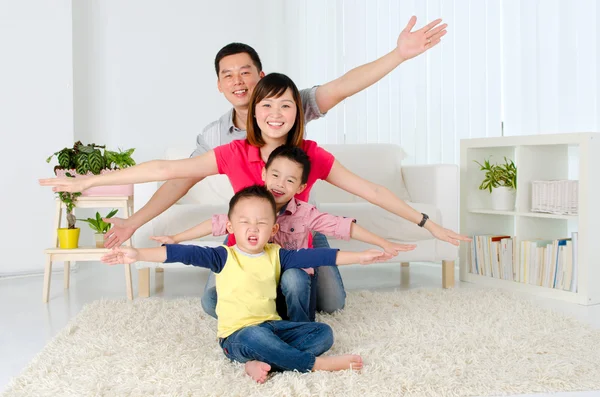 Schöne asiatische Familie — Stockfoto