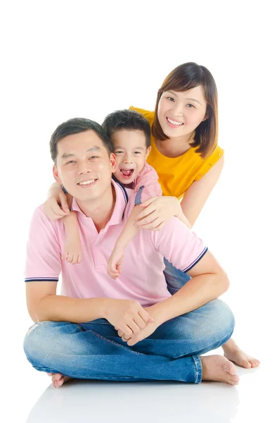 Красивая азиатская семья — стоковое фото