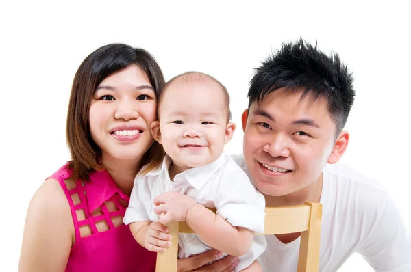 Vnitřní portrét asijské rodiny — Stock fotografie