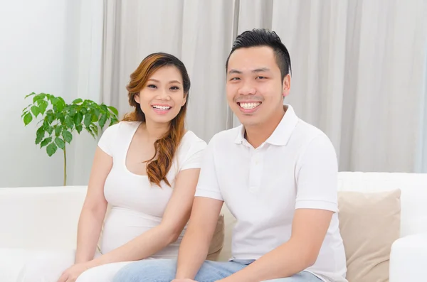 Asijské těhotné ženě a manžel — Stock fotografie