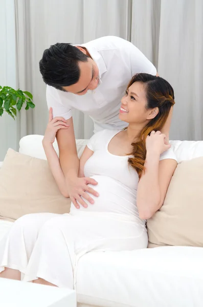 Asijské muži a jeho těhotná žena — Stock fotografie