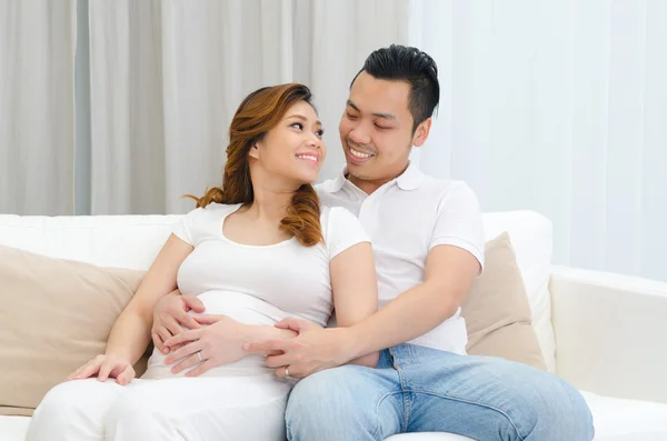Азиатская беременная жена и муж — стоковое фото