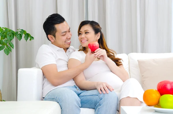 Asijské těhotné ženě a manžel — Stock fotografie