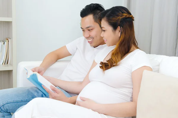 Asiatico incinta donna e marito — Foto Stock