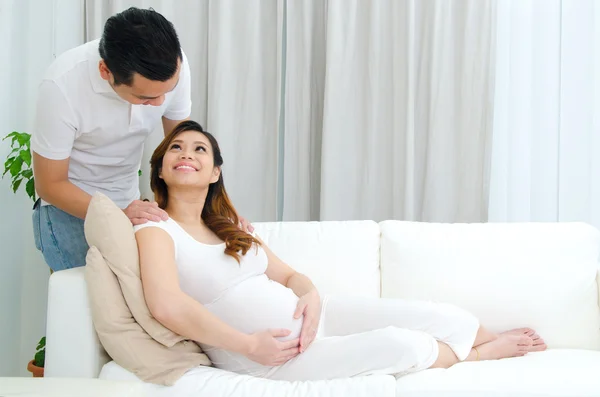 Asiático hombre y su embarazada esposa — Foto de Stock