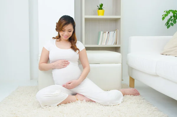 Asiatico incinta donna — Foto Stock