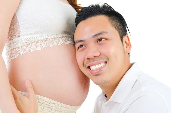 Asiático hombre y su embarazada esposa — Foto de Stock