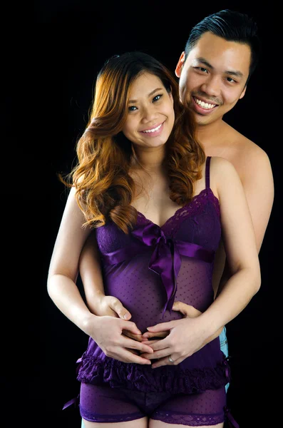 アジア人男性と妊娠中の妻 — ストック写真