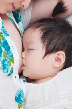 Bebek içme anne sütü