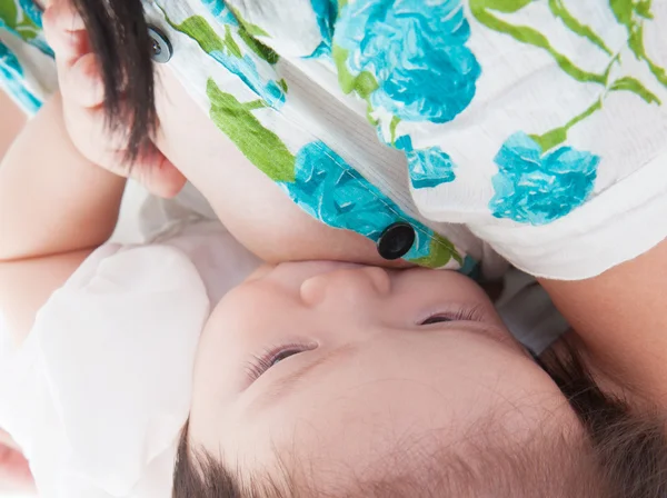 Bebé bebiendo leche materna — Foto de Stock