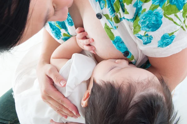 아기 마시는 모유 — 스톡 사진