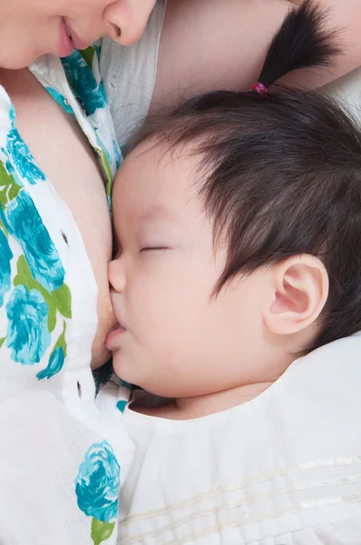 Bebé bebiendo leche materna — Foto de Stock