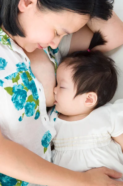 Bebek içme anne sütü