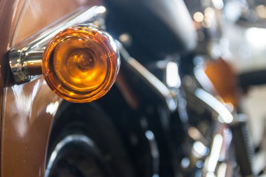 Bir motosikletin arka görünümünden