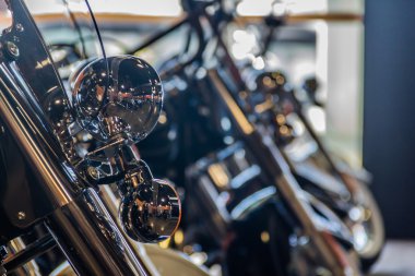 Bir motosikletin arka görünümünden