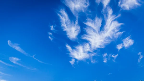 Beyaz bulutlu mavi gökyüzü Telifsiz Stok Imajlar