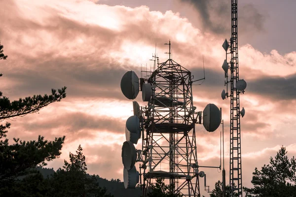 Torre de comunicação e transmissão para uso militar — Fotografia de Stock