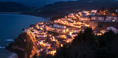Akşam çökecek, Asturias.Spain, Lastres şehir görünümünü