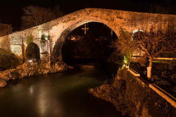 Slavný římský most v město z Cangas de Onis, Asturias, lázně — Stock fotografie