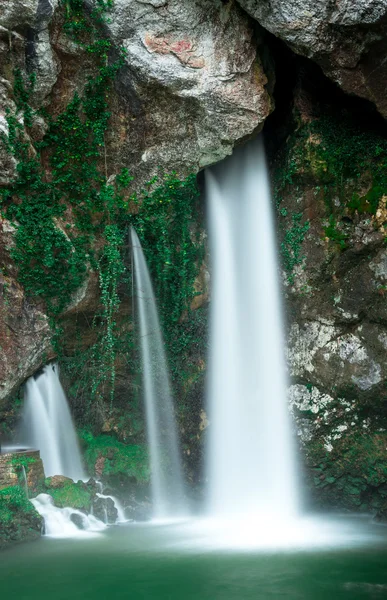 Ci-dessous la Sainte Grotte de Covadonga — Photo