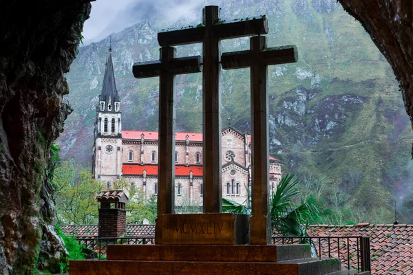 Croce e Basilica di Covadonga, dall'interno della grotta santa II — Foto Stock