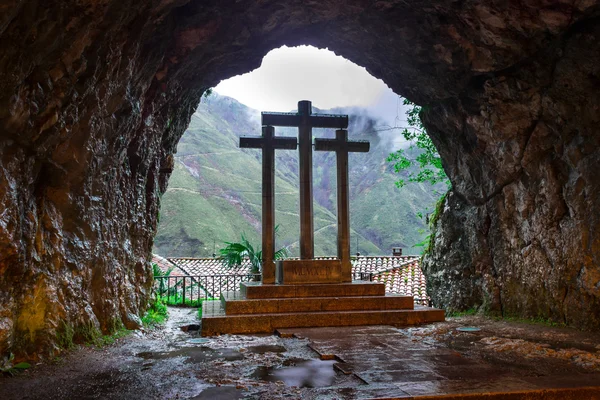 Covadonga II kutsal mağaranın içinde çapraz
